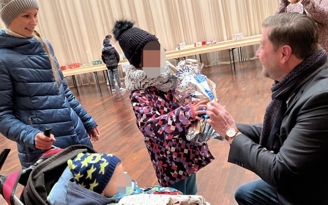 Kinder freuen sich über ihre Geschenke